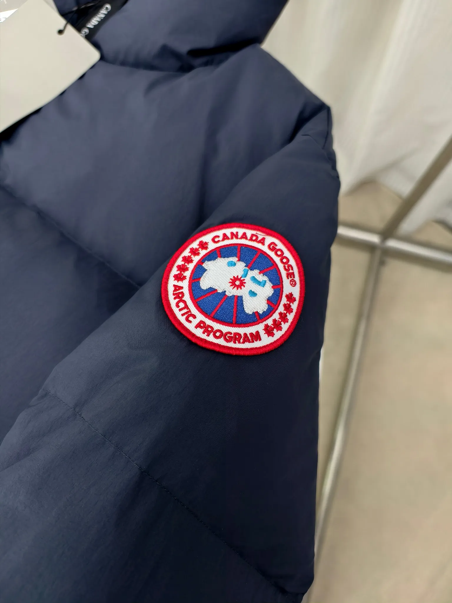 Style number: Y 172 2802M (high version) Canada gooes Canada goose Lawrence down jacket Lawrence down jacket provides basic protection for daily adventures. Delicately soft fabric, this is a water-repellent fabric that is soft to the touch yet durable. Filled with extremely fluffy white duck down. This piece has a quilted body and structured down. Padded collar and reflective double-stripe grip tape. Extended hem and tucked-in inner rib-knit cuffs. ⚠️The actual color of the desert color is darker, consistent with the color on the official website Color: Black Black Label Black Red Label Desert Color Ocean Blue Size: XS-2XL